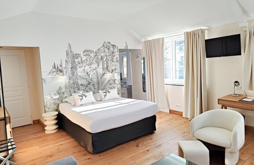 Saint-Laurent-sur-Sevre Hotel | Elegant Château de la Barbinière with Pool & Family-Friendly Amenities
