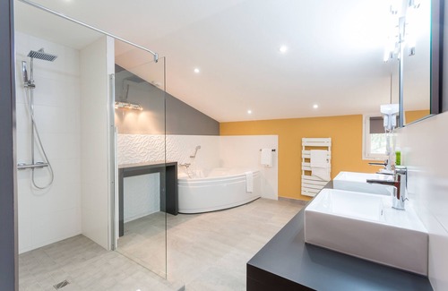 Saint-Laurent-sur-Sevre Hotel | Elegant Château de la Barbinière with Pool & Family-Friendly Amenities