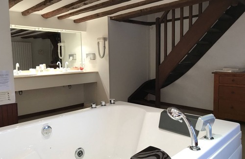 Sassetot-le-Mauconduit Hotel | Family-Friendly Stay at Château de Sissi with Breakfast