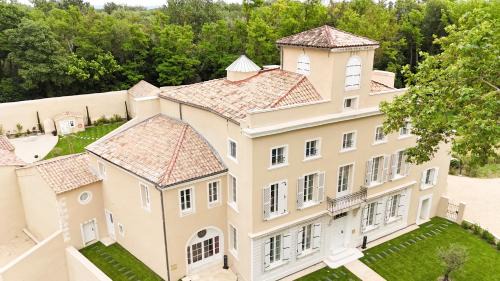 Villeneuve-les-Avignon Apartment | Experience Unmatched Elegance at Château de l'insolas