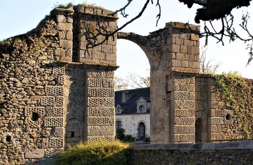 Hardanges Bed & Breakfast | Explore Château de la Chasse-Guerre: Rated 10/10 Stay