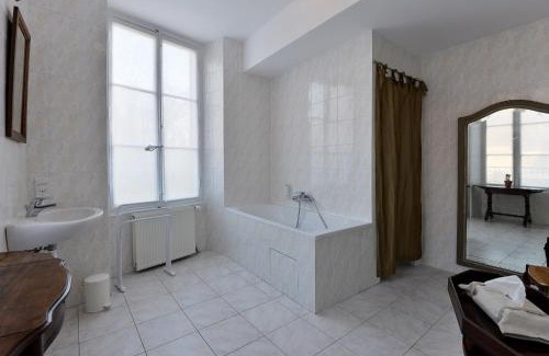 Saint-Cyr-en-Arthies Hotel | Elegant Château De La Bûcherie with Oceanfront Pool