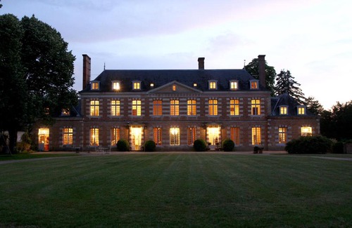 Villeny Bed & Breakfast | Elegant Château de la Giraudière with Breathtaking Ocean Views