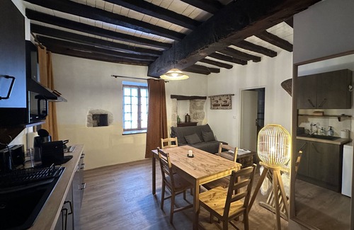 Vicq Cottage | Discover Château de la Mothe - Gîte Hugues de Paynes Retreat