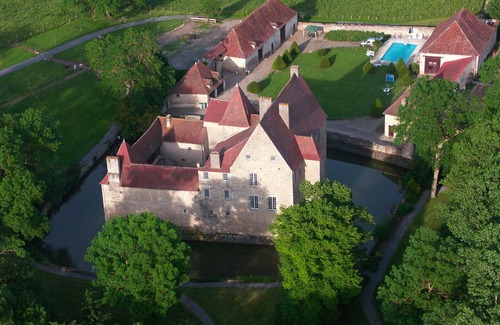 Vicq Cottage | Discover Château de la Mothe - Gîte Hugues de Paynes Retreat