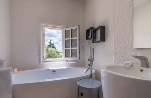 Vivy House | Experience Château de la Ronde with Pool and Spa Comfort