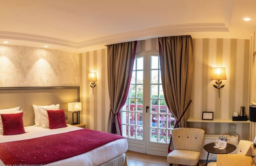 Gouvieux Hotel | Elegant Château de La Tour: 4-Star Pool & Spa Retreat