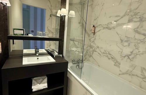 Gouvieux Hotel | Elegant Château de La Tour: 4-Star Pool & Spa Retreat