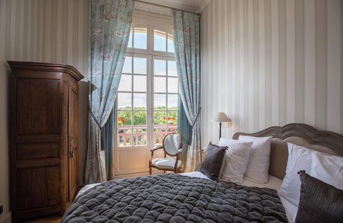 Gouvieux Hotel | Elegant Château de La Tour: 4-Star Pool & Spa Retreat