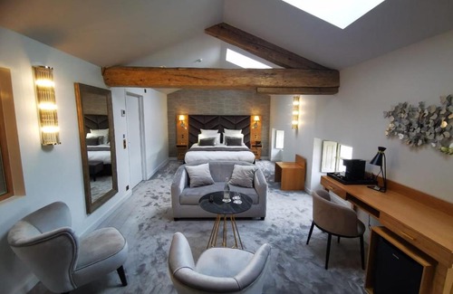 Varilhes Hotel | Discover Comfort at Château de Longpré - 4-Star Retreat