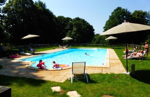 Chalais Hotel | Pet-Friendly Château de Mavaleix with Oceanfront Pool