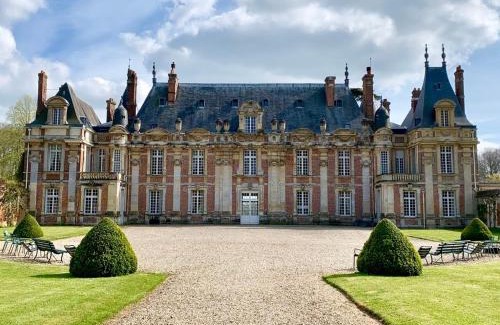 Tourville-sur-Arques Bed & Breakfast | Oceanfront Escape at Château de Miromesnil - Rated 9.2/10