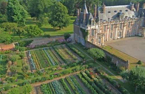 Tourville-sur-Arques Bed & Breakfast | Oceanfront Escape at Château de Miromesnil - Rated 9.2/10