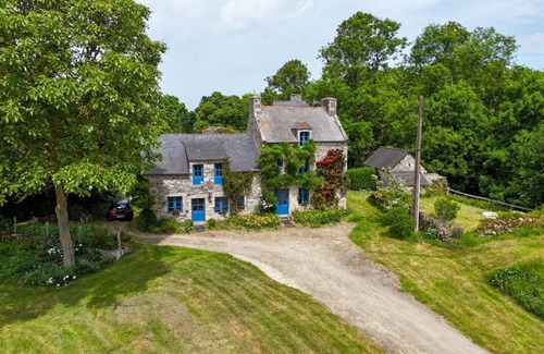 Corseul House | Family-Friendly Stay at Château de Montafilan with Kitchen