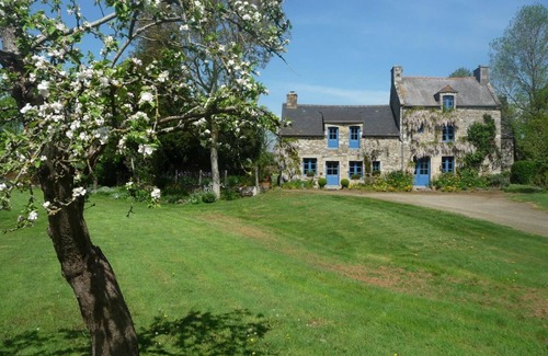 Corseul House | Family-Friendly Stay at Château de Montafilan with Kitchen