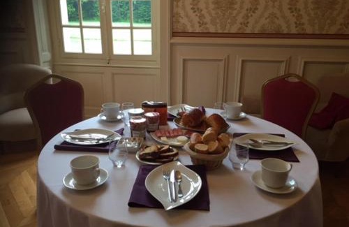 Parigne-lʼEveque Bed & Breakfast | Discover Au Chateau de Montbraye with Oceanfront Views