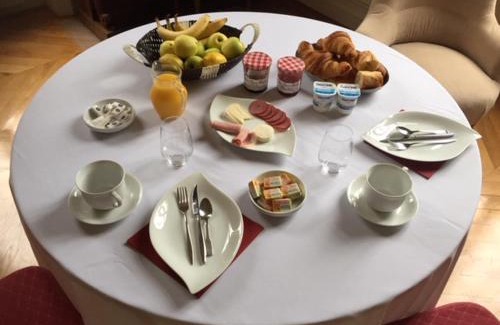 Parigne-lʼEveque Bed & Breakfast | Discover Au Chateau de Montbraye with Oceanfront Views