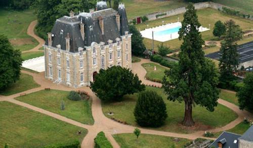 Parigne-lʼEveque Bed & Breakfast | Discover Au Chateau de Montbraye with Oceanfront Views