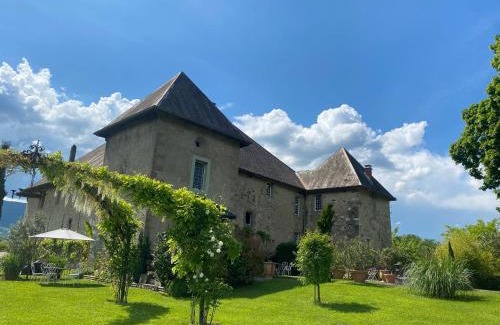 Vallieres Bed & Breakfast | Elevated Oceanfront Stay at Château de Morgenex – 9.7/10