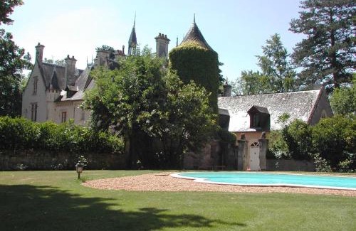 Vivy Bed & Breakfast | Elegant Château de Nazé: Pet Friendly with a 9.1 Rating