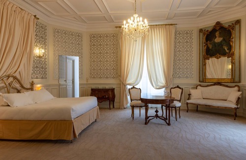 Vouille Hotel | Elegant Château de Périgny with Pool & Spa Amenities