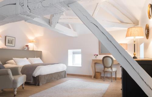 Pierreclos Bed & Breakfast | Elegant Stay at Château de Pierreclos with Ocean Views