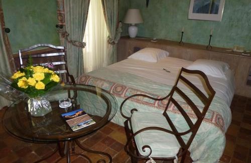 Saint-Jean-d'Ardieres Hotel | Elegant Château de Pizay: Pet-Friendly with Spa & Ocean Views
