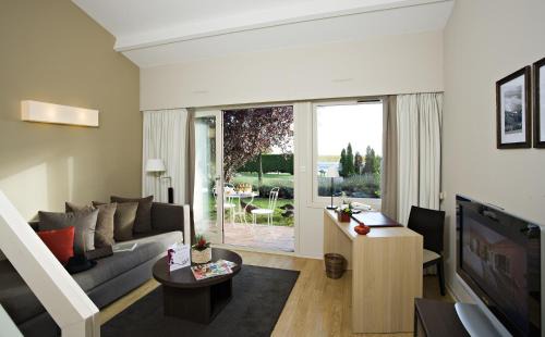 Saint-Jean-d'Ardieres Hotel | Elegant Château de Pizay: Pet-Friendly with Spa & Ocean Views