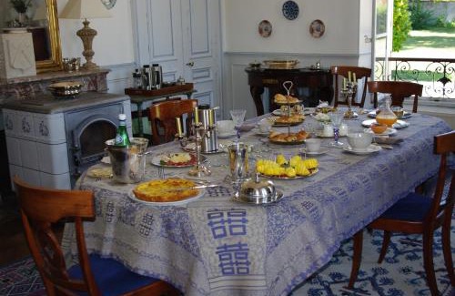 Pommeuse Bed & Breakfast | Elegant Château de Pommeuse with Pool & Child-Friendly Amenities