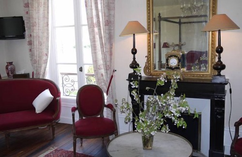 Pommeuse Bed & Breakfast | Impeccable Château de Pommeuse: Pool, Spa & Family Fun
