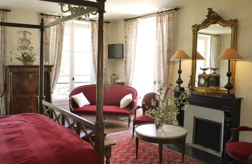 Pommeuse Bed & Breakfast | Impeccable Château de Pommeuse: Pool, Spa & Family Fun
