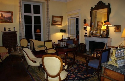 Pommeuse Bed & Breakfast | Impeccable Château de Pommeuse: Pool, Spa & Family Fun