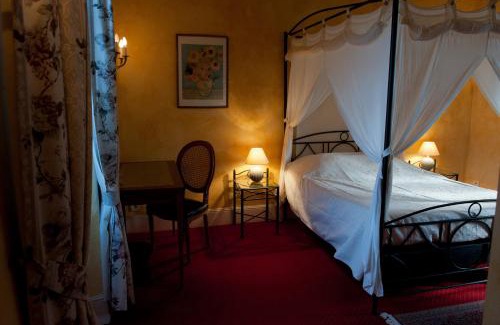 Cere-la-Ronde Hotel | Discover Château De Razay: Oceanfront Escape with Pool