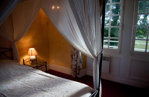 Cere-la-Ronde Hotel | Discover Château De Razay: Oceanfront Escape with Pool