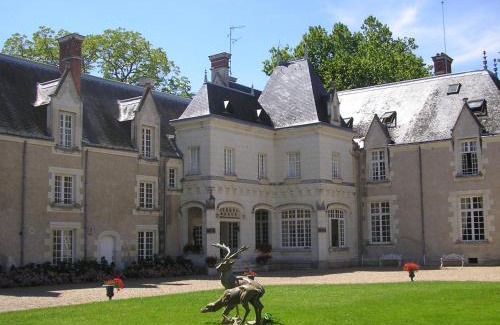 Cere-la-Ronde Hotel | Discover Château De Razay: Oceanfront Escape with Pool