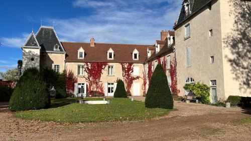 Saint-Agoulin Bed & Breakfast | Château de Saint-Agoulin: Family-Friendly Retreat Awaits
