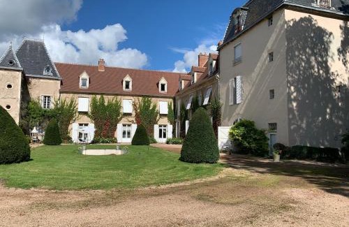 Saint-Agoulin Bed & Breakfast | Château de Saint-Agoulin: Family-Friendly Retreat Awaits