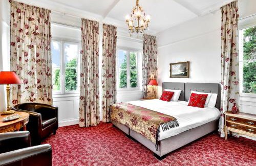 Villars House | Elegant Château de Villars with Oceanfront Pool Access