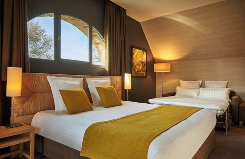 Villiers-le-Mahieu Hotel | Elegant Château de Villiers-le-Mahieu with Pool & Spa