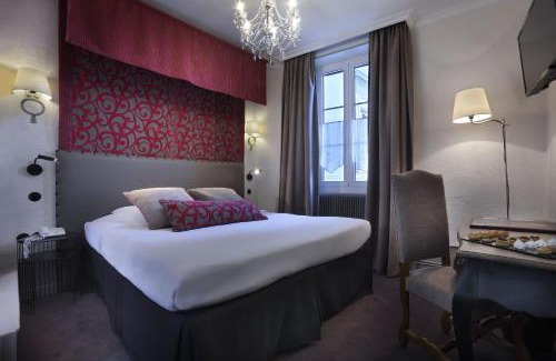 Challes-les-Eaux Hotel | Enchanting Château des Comtes de Challes with Ocean View