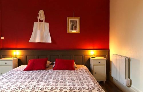 Bayet Bed & Breakfast | Elegant Stay at Château des Edelins with Pool & Hot Tub