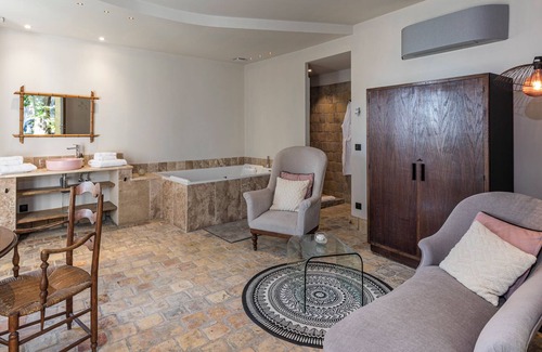 Quincie-en-Beaujolais Hotel | Eco-Friendly Château du Souzy: Guest Rated 9.8 with Pool