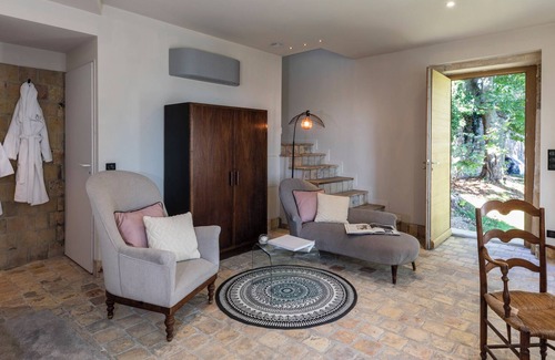 Quincie-en-Beaujolais Hotel | Eco-Friendly Château du Souzy: Guest Rated 9.8 with Pool