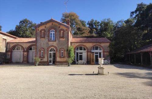 Mouchamps House | Discover Château du Parc Soubise: Pet & Child Friendly Retreat