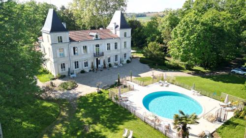 Moncaut Bed & Breakfast | Enchanting Château Guirotte: Oceanfront Pool & Top Rating