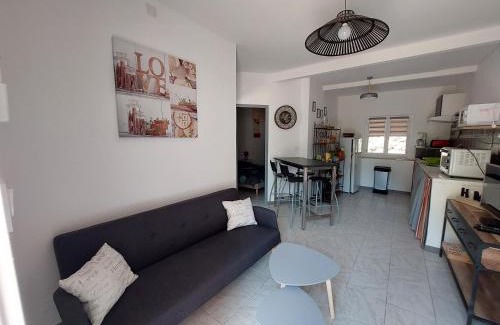 Villeseque-des-Corbieres House | Discover Château Haut Gléon: Family-Friendly with Pool