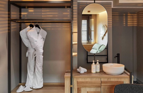 Montvillargenne Hotel | Elegant Hôtel Château de Montvillargenne with Spa & Pool
