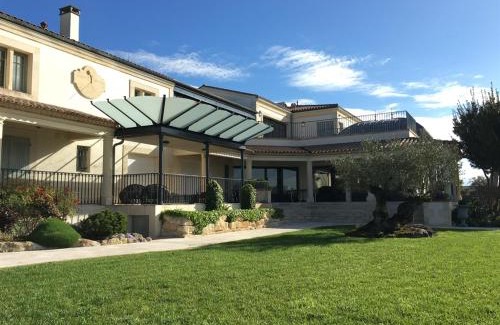 Lussac House | Elegant Château La Rose Perrière - Family-Friendly Retreat
