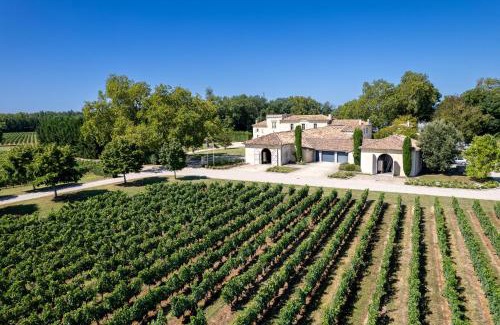 Arveyres House | Elegant Château Larteau with Oceanfront Pool & Restaurant