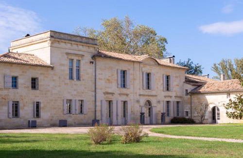 Arveyres House | Elegant Château Larteau with Oceanfront Pool & Restaurant